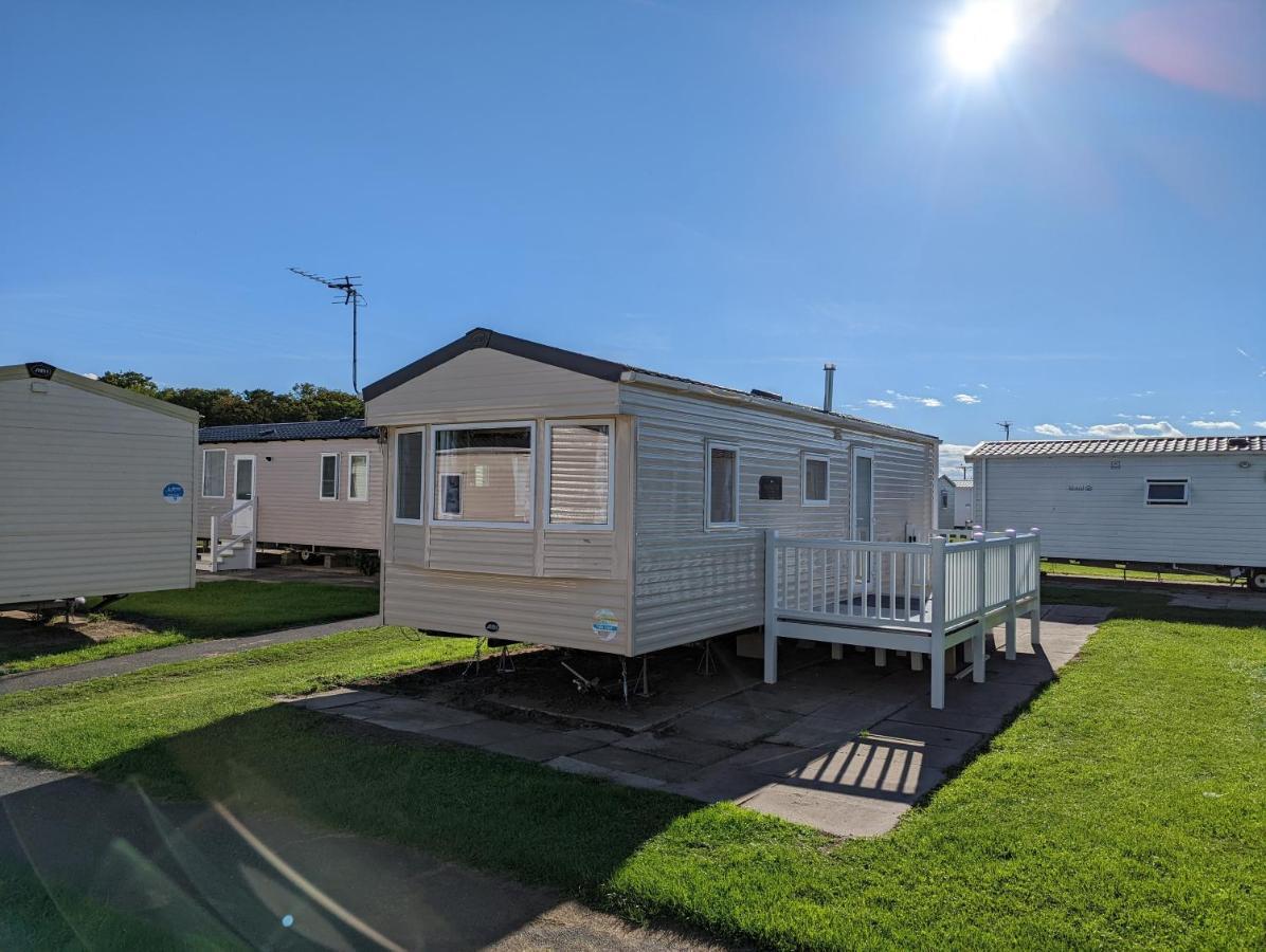 The Jones's Family Caravan With Private Decking - Presthaven Campsite *