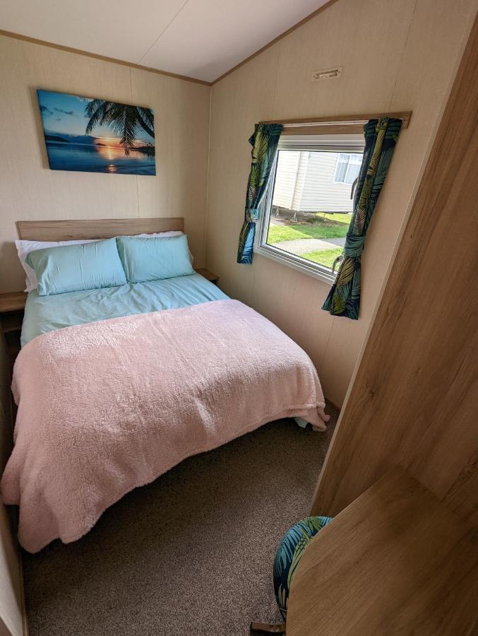 The Jones's Family Caravan With Private Decking - Presthaven Campsite