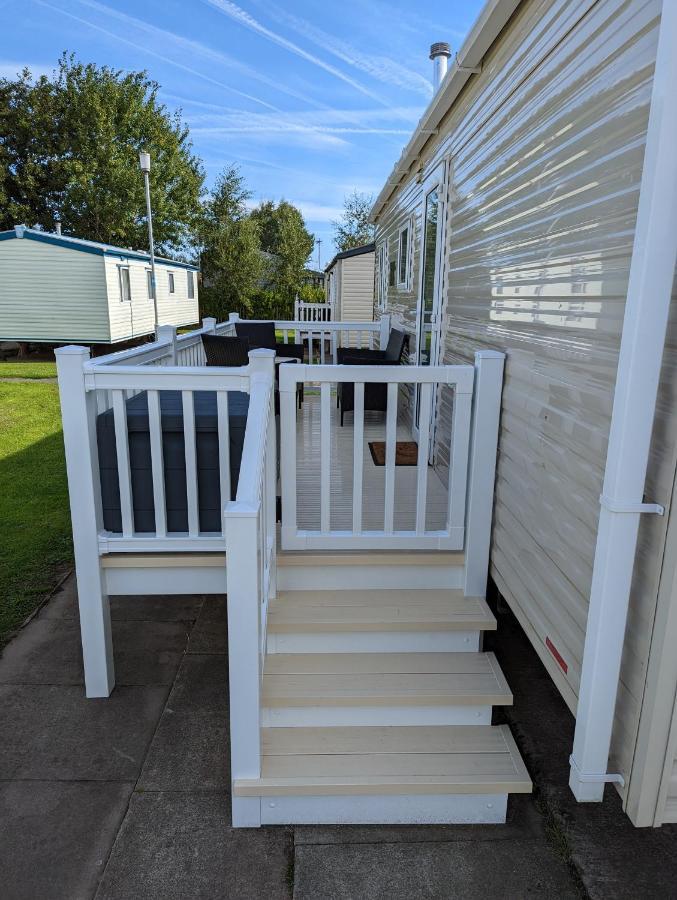 The Jones's Family Caravan With Private Decking - Presthaven *