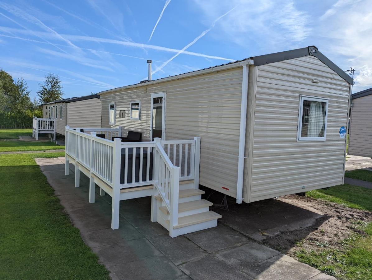 The Jones's Family Caravan With Private Decking - Presthaven *